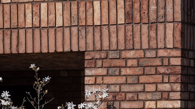 Фасад под кирпич: клинкерная плитка и искусственный камень
