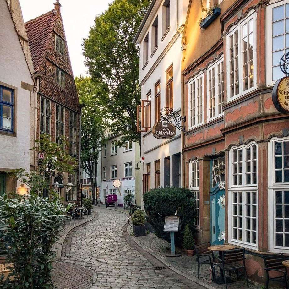 Подобно тихому шелесту осенних листьев или мелодии старых часов, натуральное старение фасадов создаёт атмосферу гармонии и покоя, вселяя уверенность в завтрашнем дне.