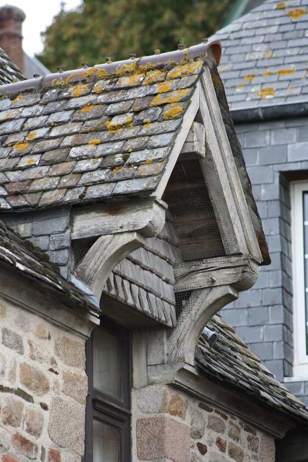 Пример благородного старения фасада из натуральных материалов - дерево, кровля из сланца и натуральный камень.