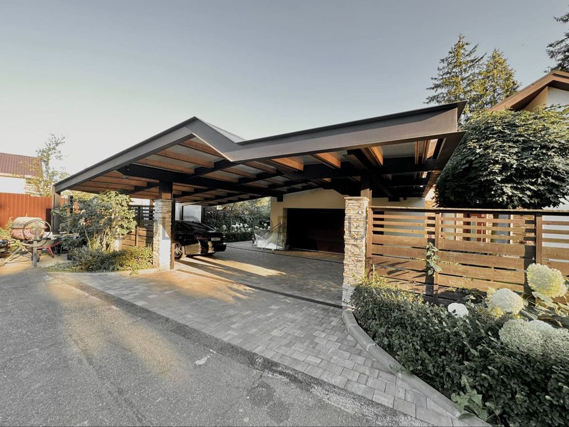 Современный навес из металла с ломаной крышей №2