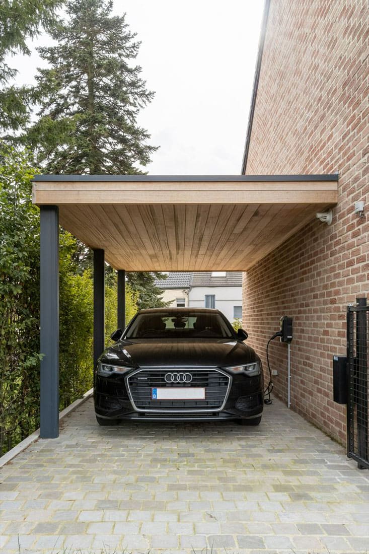 Минималистичный дизайн пристроенного к дому автонавеса №16