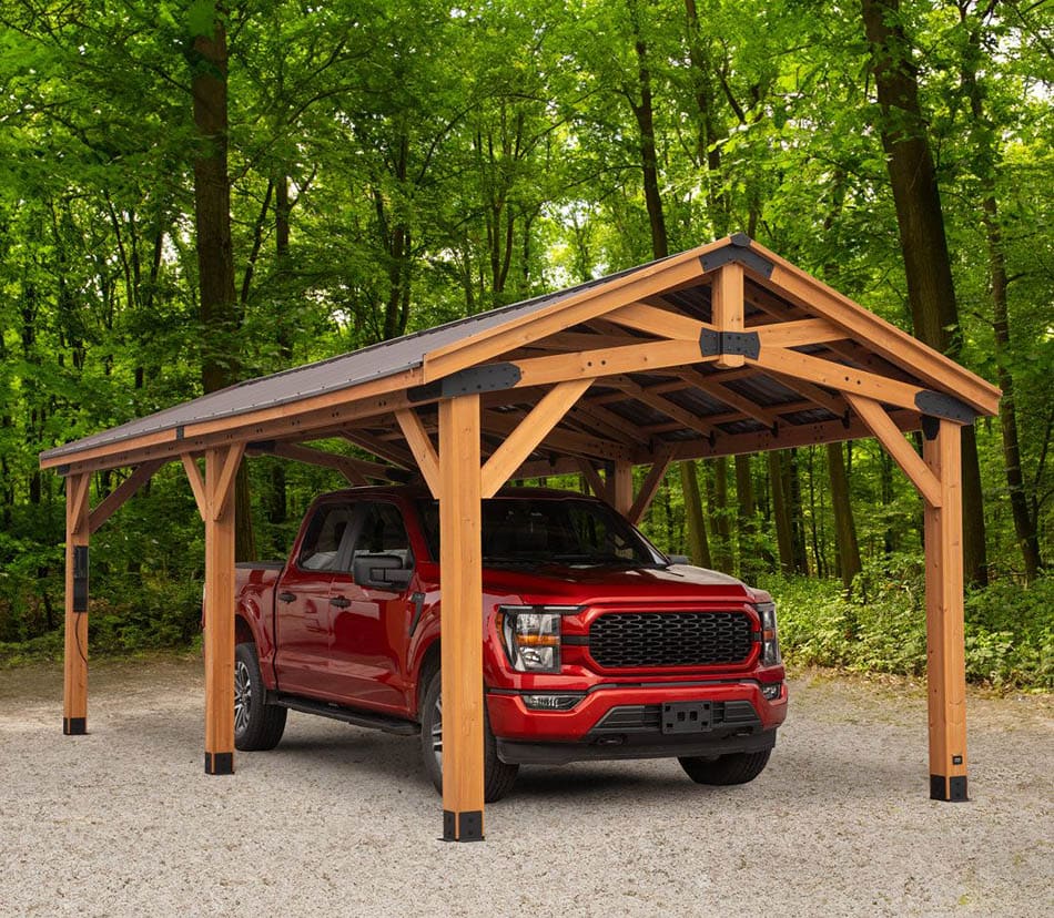 Деревянный навес для машины рядом с коттеджем в стиле шале №27