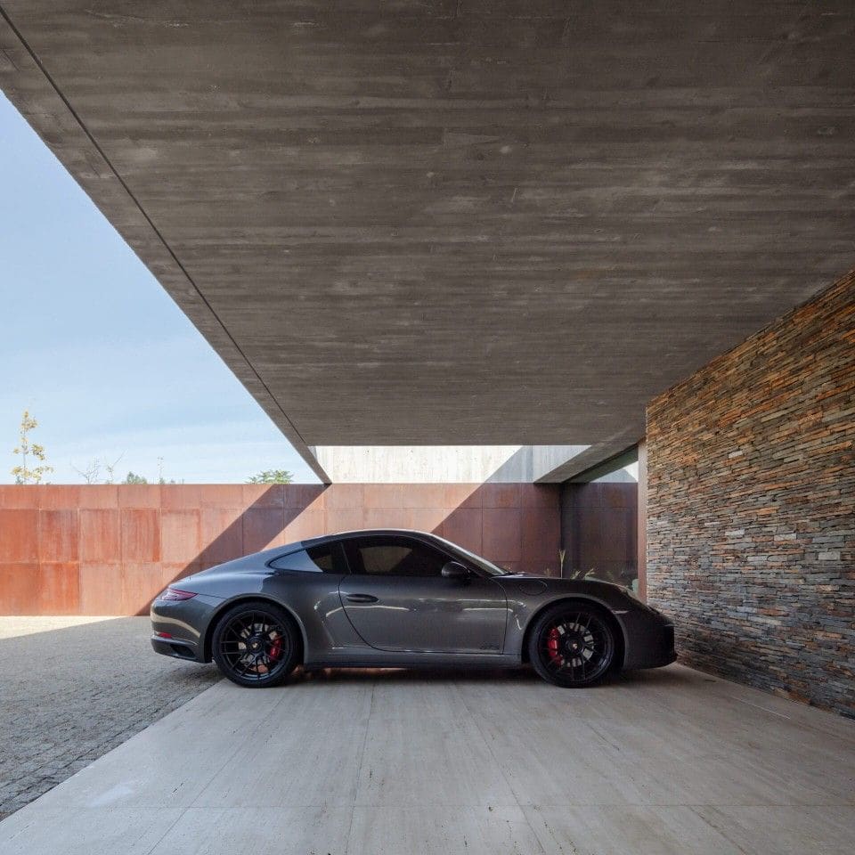 Бетонный консольный навес как продолжение современного дома №29