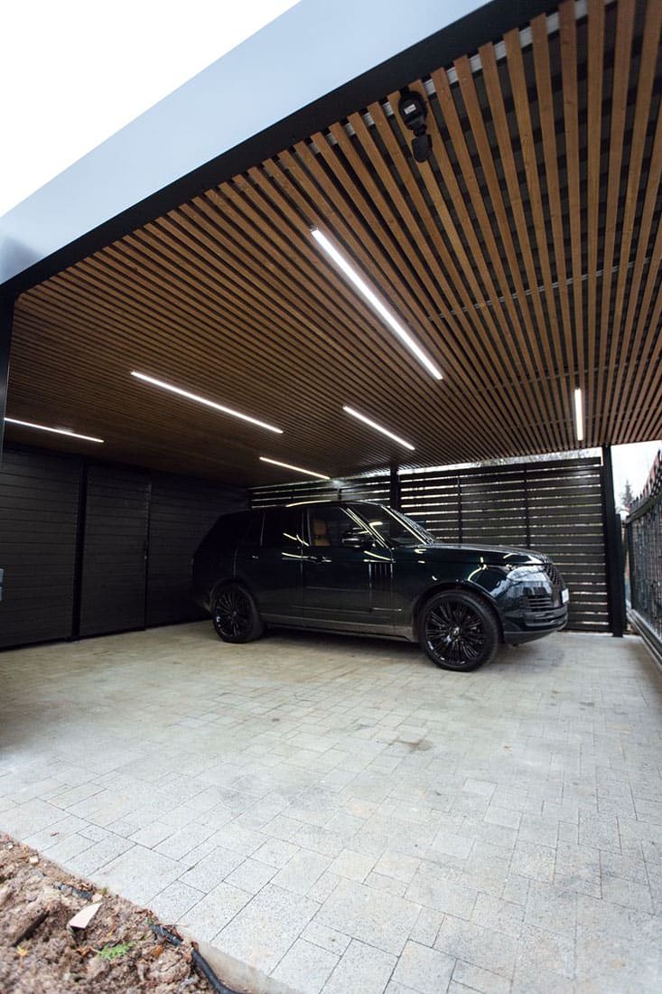 Реечный деревянный потолок с линейной подсветкой №31