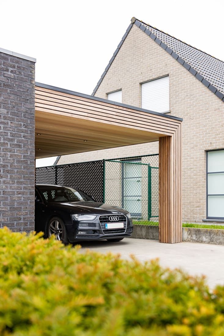 Гармоничный дизайн деревянной отделки пристроенного к дому навеса для одной машины №33
