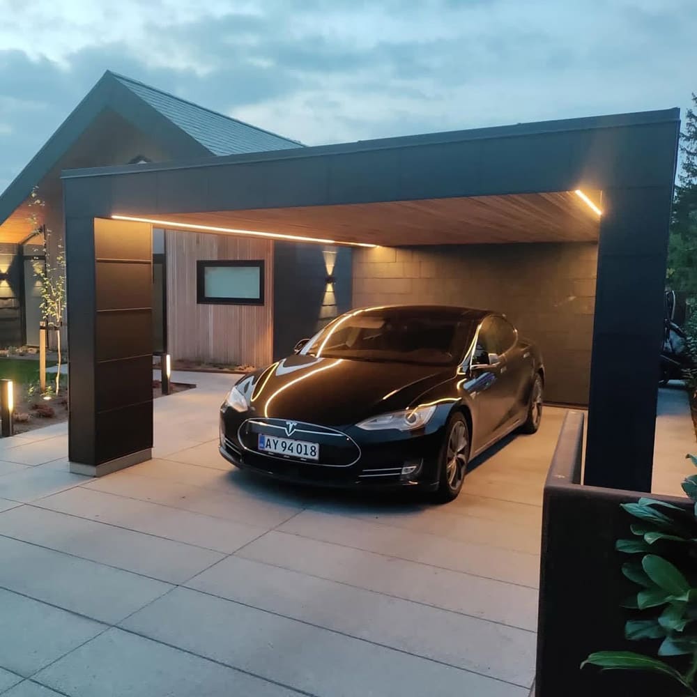 Пример использования алюминиевых панелей и дерева в отделке №34