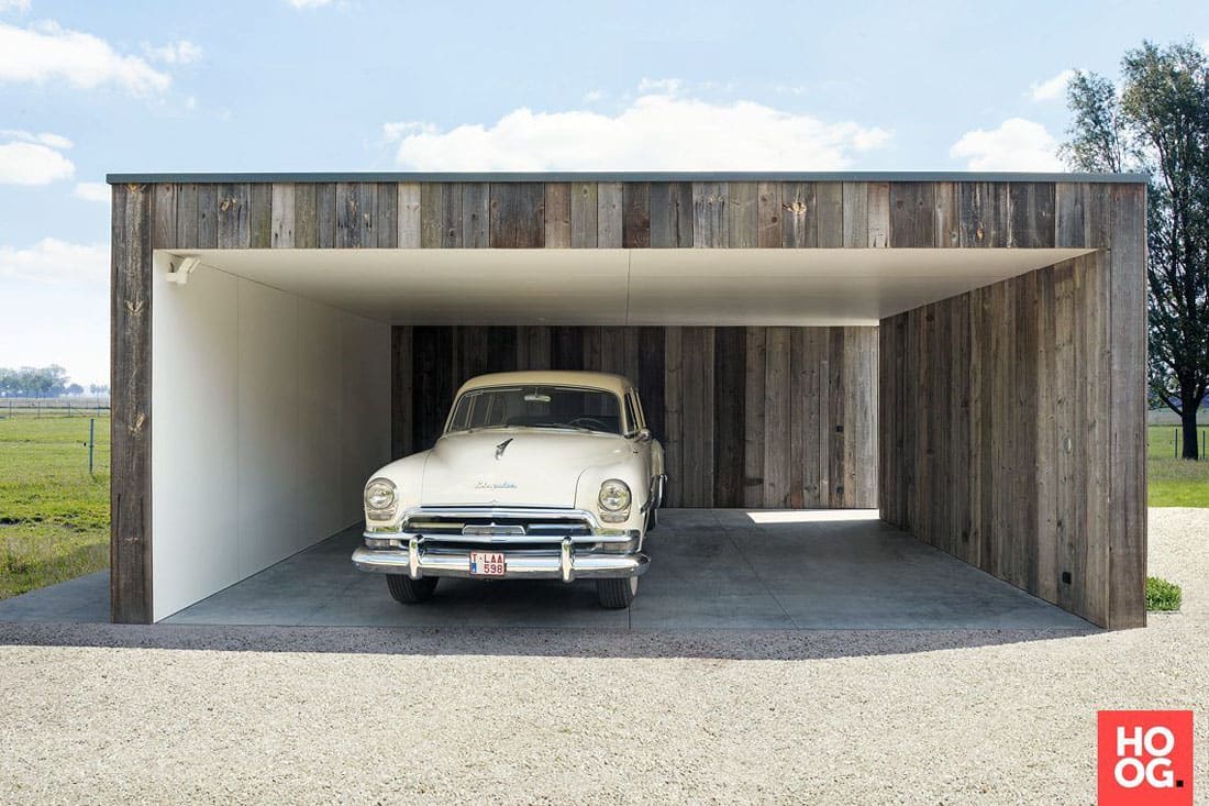 Винтажный прием деревянной отделки в архитектуре современного автомобильного навеса №34