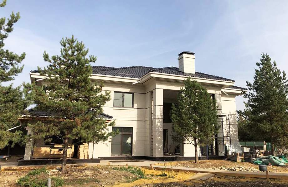 Вид на боковой фасад дома со стороны участка. Завершающий этап строительства