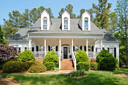 небольшой деревянный дом в колониальном стиле с тремя слуховыми окнами на крыше