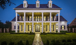симметричный фасад колониального дома - вечерний вид с подсветкой