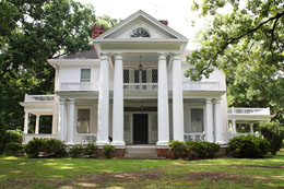 главный фасад колониального особняка с большим роскошным центральным портиком