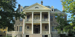 фото фасада большого каменного дома в колониальном архитектурном стиле