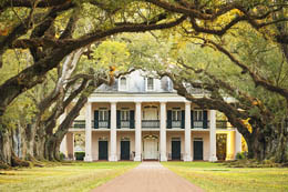 дом колониальной эпохи в красивом обрамлении вековых деревьев