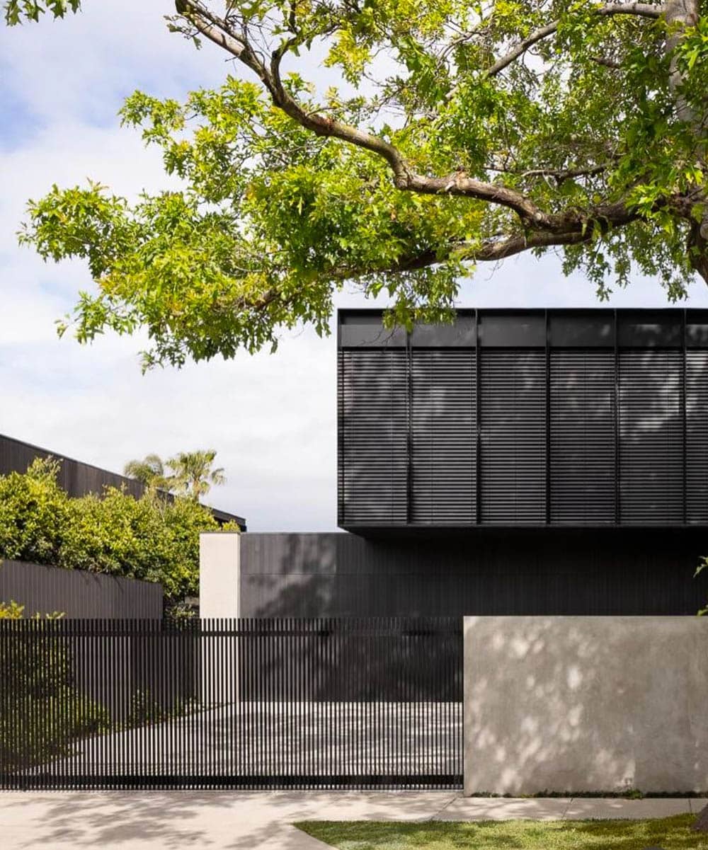 жалюзийный фасад современного дома в черном цвете