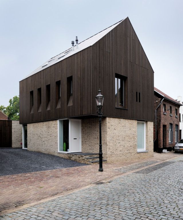 отличный образец лаконичного таунхауса в современном стиле - вертикальная раскладка вентфасада из темного дерева и песочный клинкерный кирпич