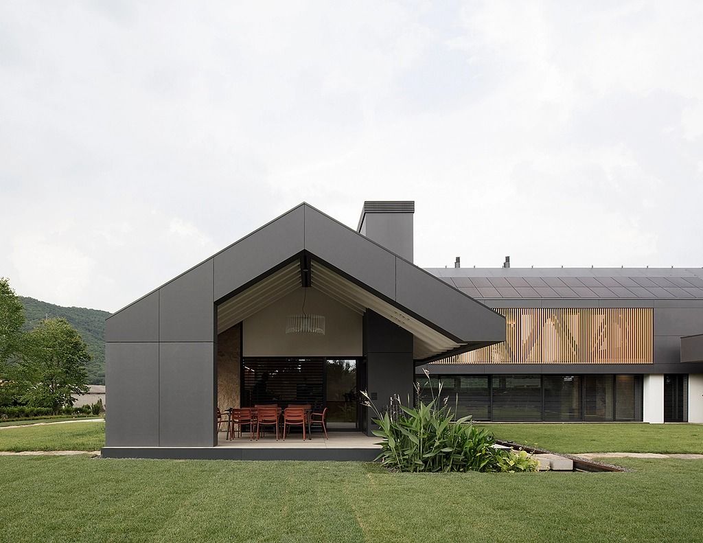 данный пример решения навеса возможен благодаря современным конструкциям из клееной древесины