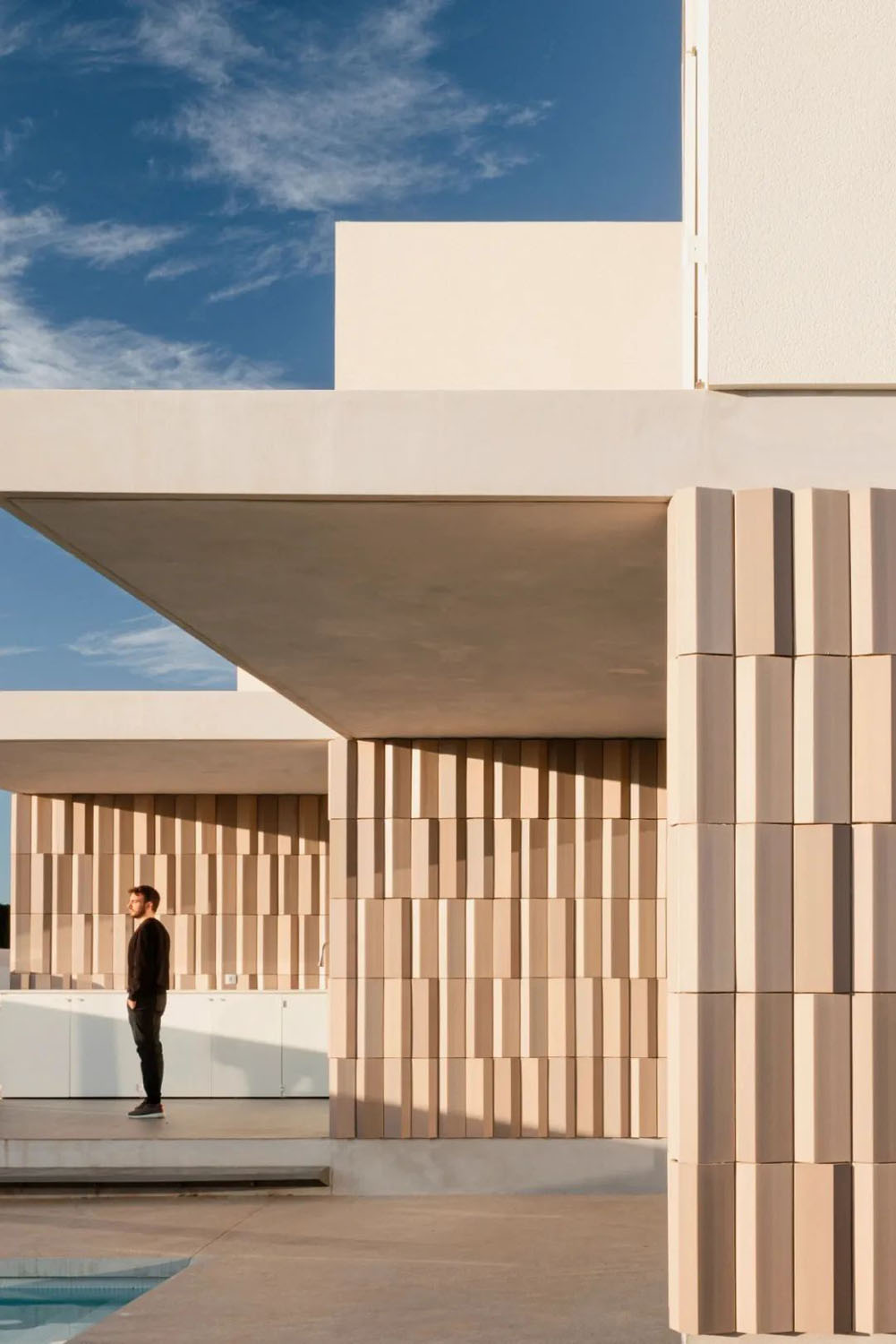 любителям современных консольных крыш и теплой объемной керамики на фасадах