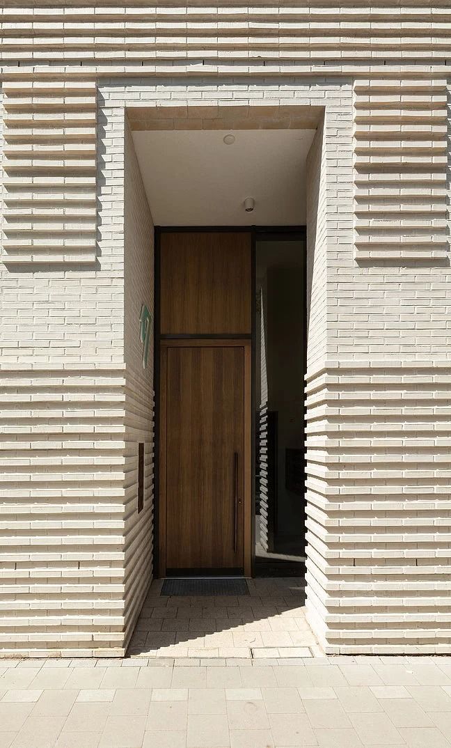 один из современных архитектурных приемов - 3d кирпичная кладка в обустройстве входной группы