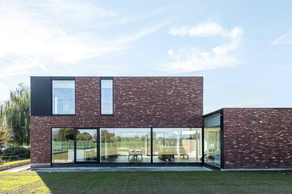 пример двухэтажного современного кирпичного дома с плоской крышей для любителей лаконичных кирпичных фасадов