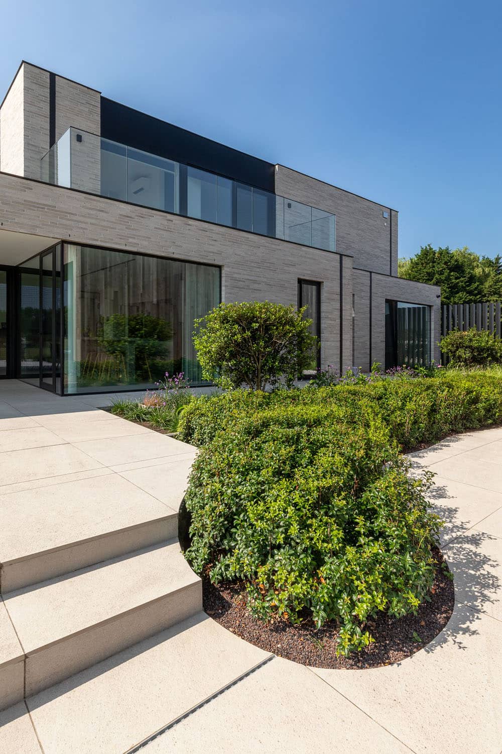 Современный фасад с ригельной клинкерной плиткой