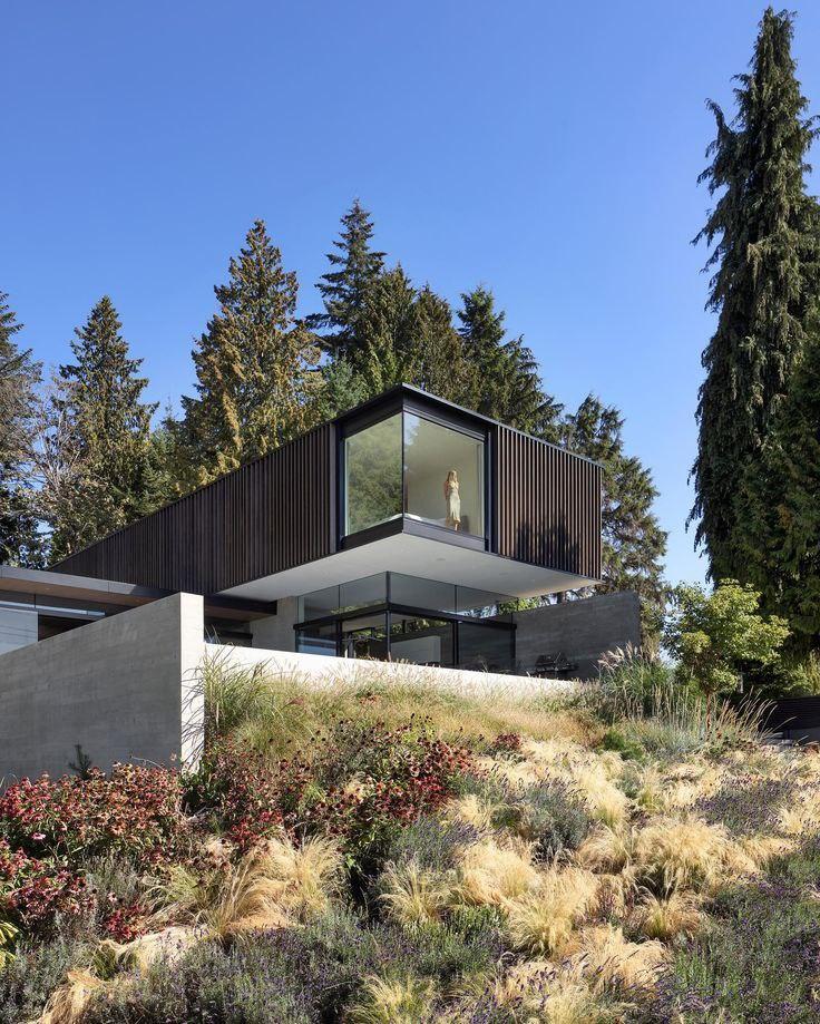 Двухэтажная вилла в коричневых и белых тонах в стиле минимализм