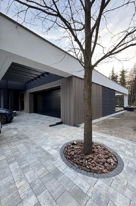 Современный стильный дом в один этаж и большим навесом для авто