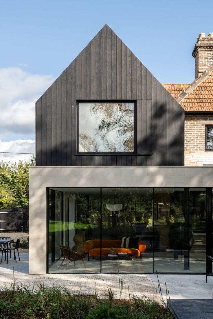 Нельзя обойти вниманием и этот современный фасад - чистые линии, панорамное остекление и деревянная