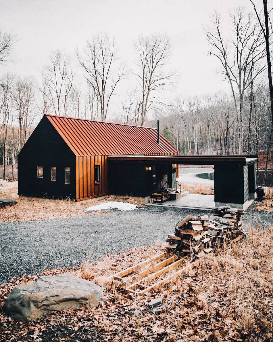 барн хаус с современной отделкой крыши медным фальцем и темной графитовой клинкерной плиткой на фасадах