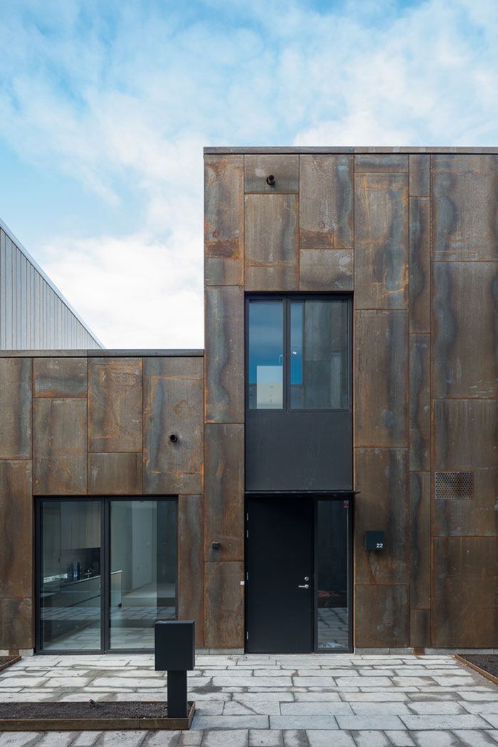 лаконичный фасад современного двухэтажного дома с плоской крышей - металлические листы вентфасада создают брутальный гранж образ