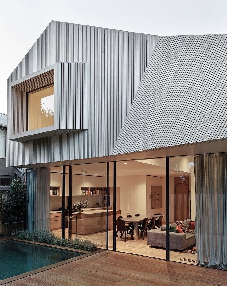 стильный белый реечный фасад - пример лаконичного решения отделки в современной архитектуре частного дома