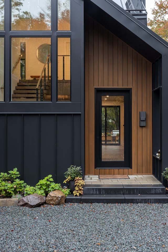входная группа частного дома в современном стиле - теплое дерево планкена в сочетании с графитовым металлическим фальцем