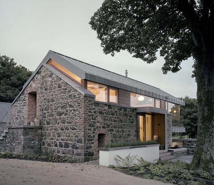современное прочтение кантри стиля - грубая каменная кладка и светло-серый фальц на крыше