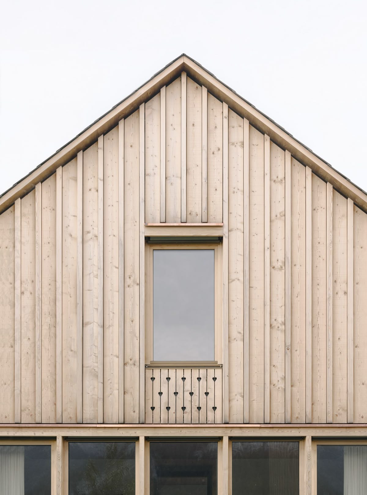 современная деревянная отделка фасадов дома в светлой теплой гамме - интересное решение подоконной части