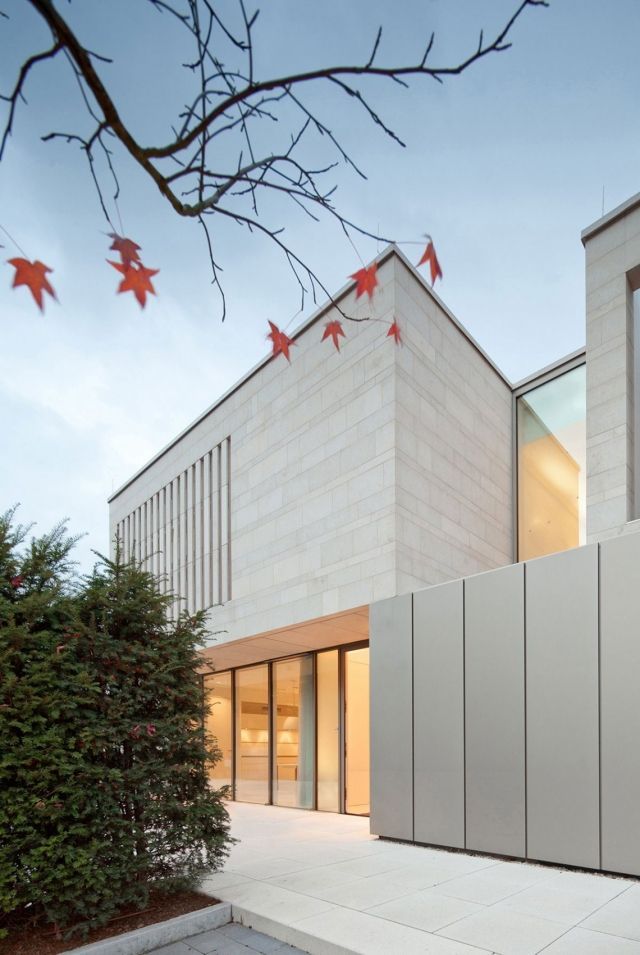 современный дизайн фасада - безконтрастные решения отделки за счет ритма материалов и их фактуры - плитка из камня, фиброцементные панели со скрытыми креплениями