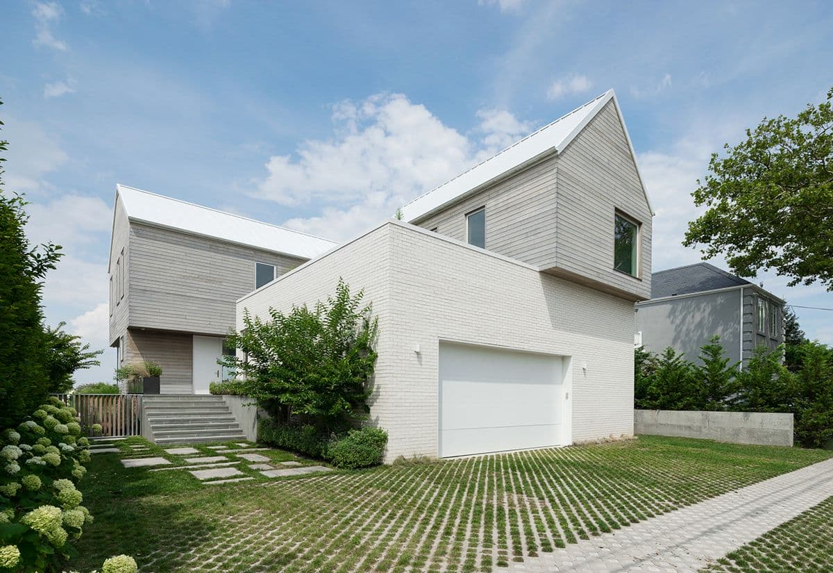 этот белоснежный современный дом-малыш решен весьма интересным образом