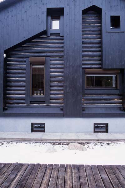 дом сруб в современном прочтении дизайна - геометричный деревянный вентфасад темного цвета