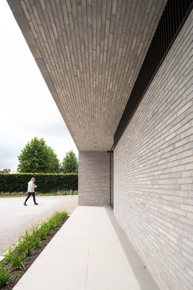 клинкерная плитка и дизайн фасада современного дома являются частыми спутниками - облицовка стен и потолка портала входной группы ригельной плиткой