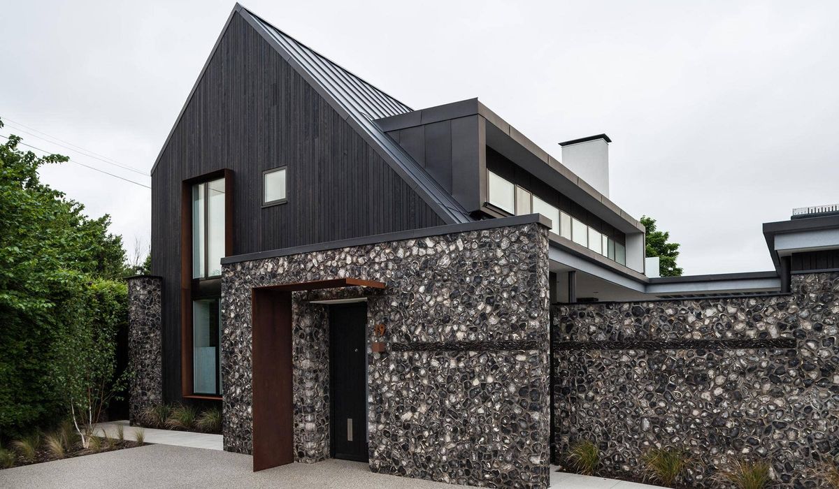 этот стильный современный фасад двухэтажного дома придется по вкусу любителям комбинированной отделки и спокойных глубоких цветовых решений