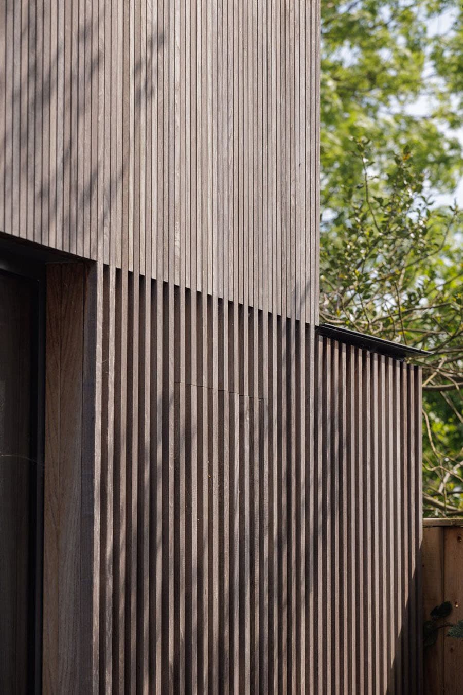 трендовый дизайнерский прием современного решения реечного фасада