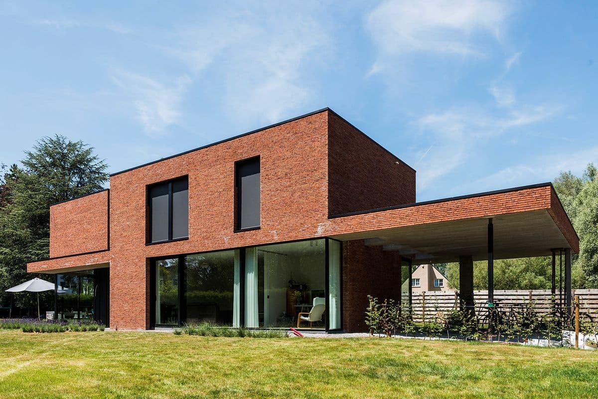 терракотовый кирпичный фасад современного дома в духе минимализма