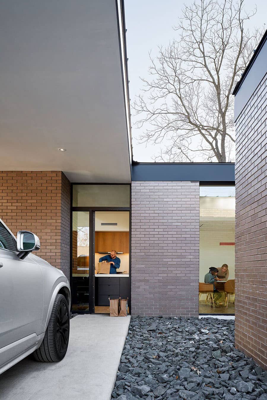 клинкерный фасад современного одноэтажного дома с отмосткой из колотого гранита