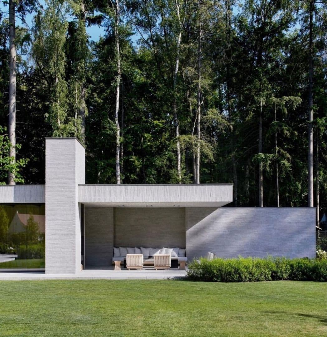 минималистичный белый одноэтажный современный дом в лесу - фасады: линеарные фиброцементные панели и панорманое остекление
