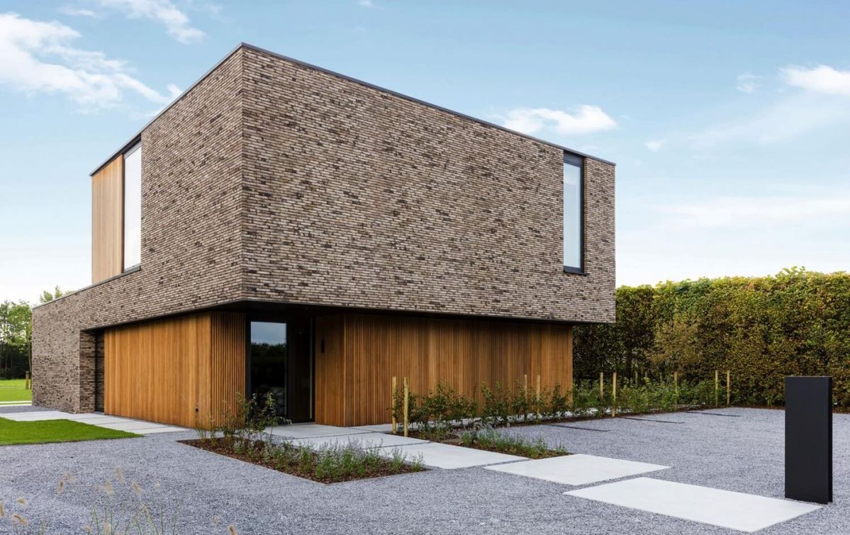 минималистичный современный клинкерный фасад - прямоугольные объемы в пестром темно-бежевом кирпиче с вертикальной деревянной раскладкой из термолиственницы