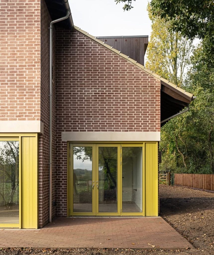 свежий современный клинкерный фасад - смелое весеннее сочетание коричневого клинкера со светлыми швами и песочно-зелеными рамами