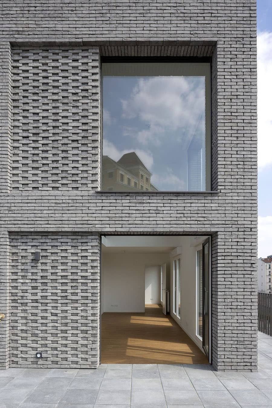 еще один современный прием отделки кирпичного фасада - объемная цепная кирпичная кладка