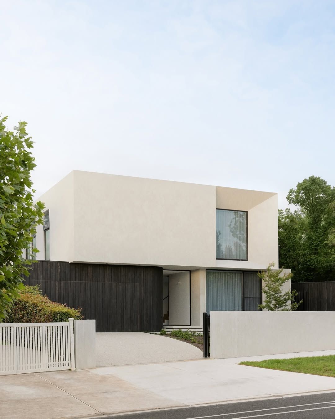 современный лакончиный фасад дома в штукатурке и дереве