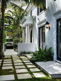 решение дизайна белого оштукатуренного двухэтажного дома в стиле минималистичной классики на юге