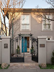 фасад классического таунхауса с оштукатуренными серо-бежевыми стенами