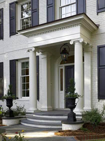 дизайн входной группы классического особняка со ставнями цвета индиго