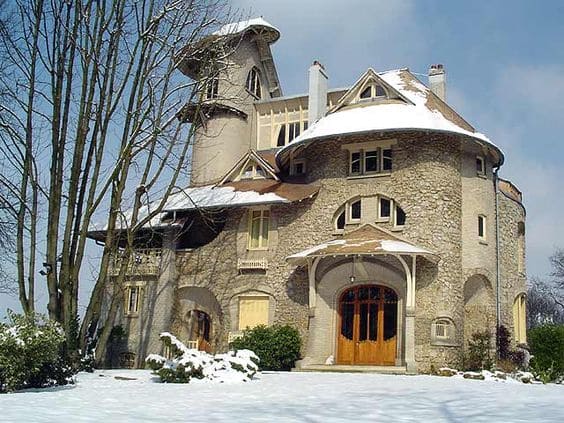 загородный каменный дом в стиле ар-нуво